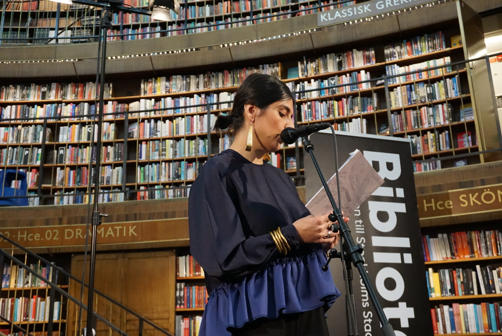 Balsam Karam läser på Stockholm stadsbibliotek