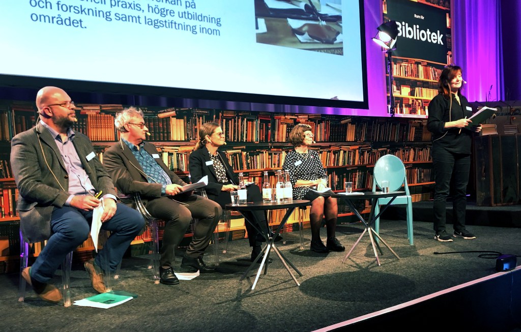 På scen för diskussion om aktivism och bibliotek: Johan Sundeen och Roger Blomgren, Bibliotekshögskolan i Borås, Johanna Hansson, Svensk biblioteksförening, Lena Lundgren, BiS och Gunilla Kindstrand