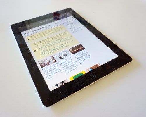 En surfplatta med Stockholm stadsbiblioteks hemsida på skärmen