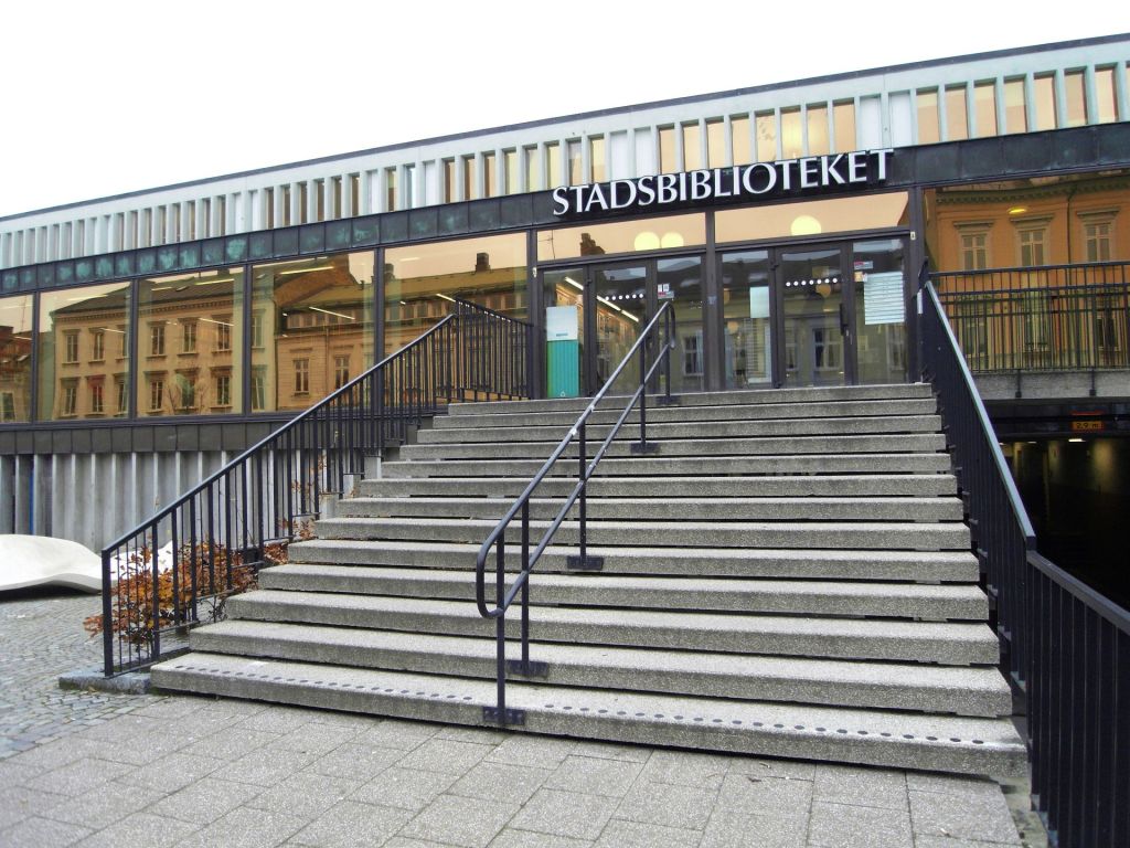 Fotografi på Lunds stadsbiblioteks entré.