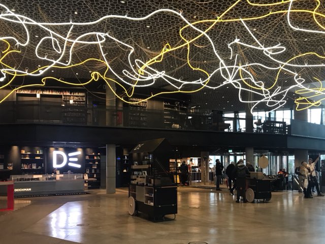 Interiör Daeichman Bjørvika. Bibliotekens logga är synligen i bibliotekslokalen.