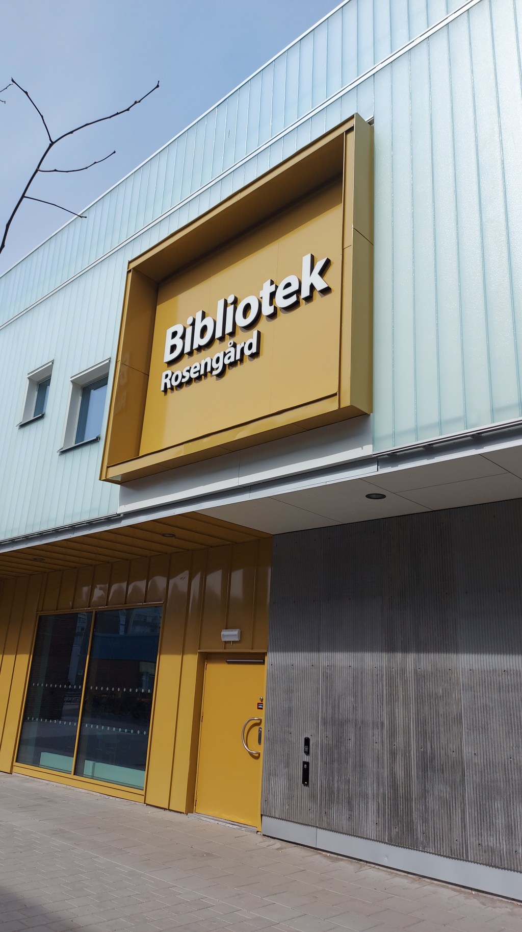 Ett foto på entrén till Bibliotek Rosengård.