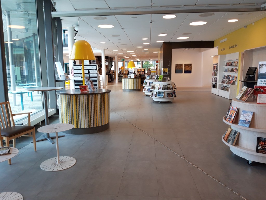 Foto på entrén till Vallentuna bibliotek.
