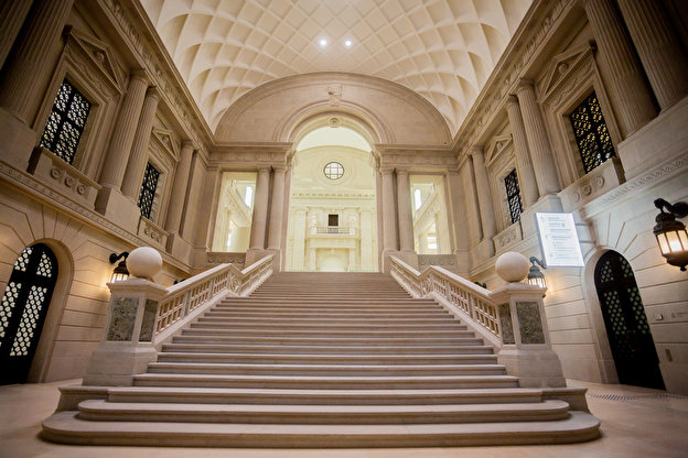 Foto av Berlins stadsbiblioteks entré.